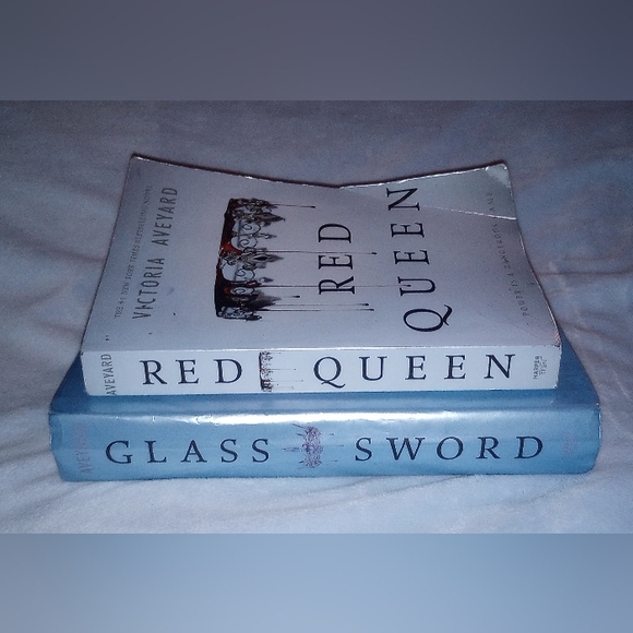 Red Queen Glass Sword by Victoria Aveyard - Picture 4 of 9